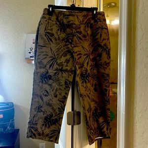 Green Palm print Capri pants